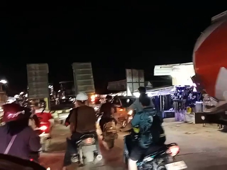 Jalan di Pasar Suka Raja Sepaku Semrawut