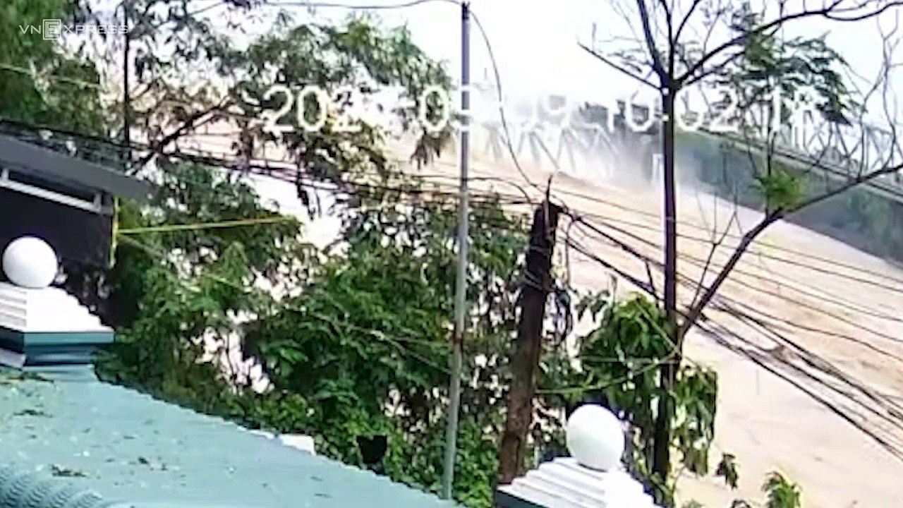 Khoảnh khắc sập cầu ở Phú Thọ