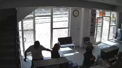 Konya’da kendisine ilaç alan eşini eczanede bıçakladı