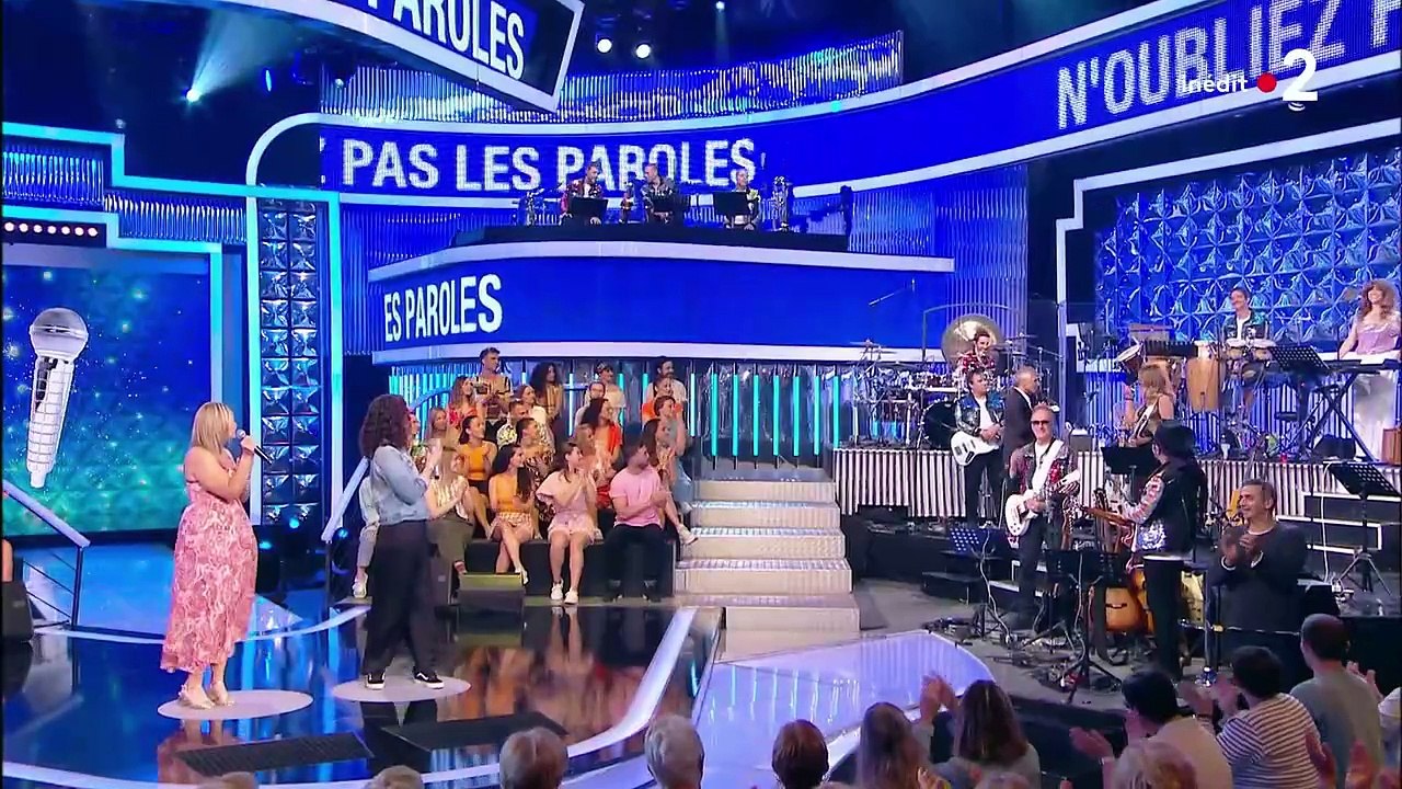 L'équipe de "N'oubliez pas les paroles" acceuille une petite nouvelle