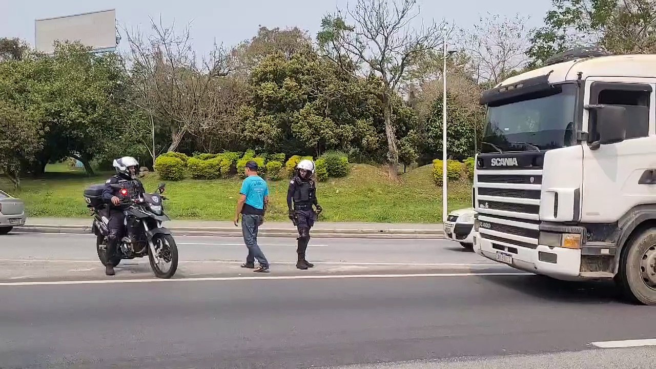 Carreta com mecânicos complica trânsito no Norte da Ilha, em Florianópolis