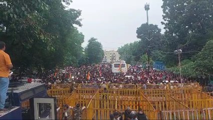 नियमितीकरण की मांग को लेकर अतिथि शिक्षकों का जंगी प्रदर्शन