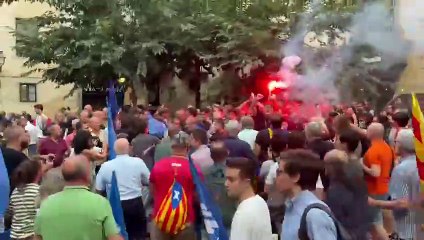Tensió al Fossar de les Moreres: els Mossos separen Aliança Catalana dels manifestants antifeixistes
