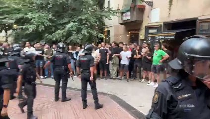 [VÍDEO] Tensió al Fossar de les Moreres: els Mossos separen Aliança Catalana dels manifestants antifeixistes