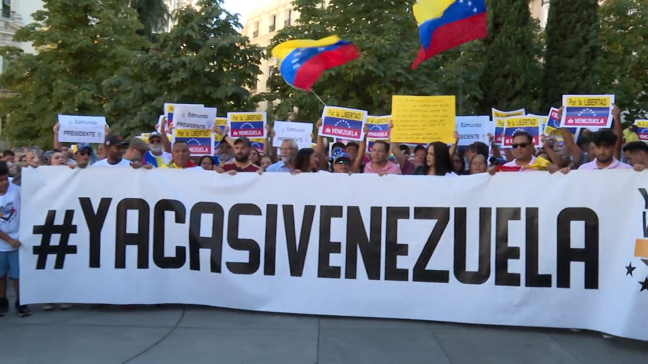 Decenas de opositores venezolanos se concentran frente al Congreso
