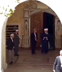 Menzilcilerden insanın midesini bulandıran görüntü! Terini sildiği mendili öpüp başına koydu