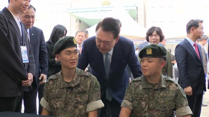 윤, 제대 군인 취·창업 박람회 깜짝 방문...채용 당부 / YTN