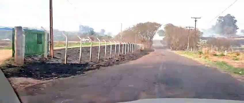 Umuarama: Equipes combatem incêndio ambiental de grandes proporções na Estrada Paca