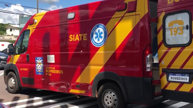 Jovem é socorrido após sofrer queda na Avenida Carlos Gomes