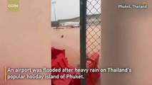 Aeropuerto inundado tras las fuertes lluvias en la popular isla turística de Phuket, Tailandia
