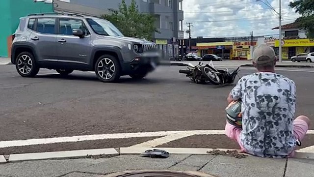 Motociclista fica ferido em acidente na Rua Paraná, no São Cristóvão