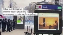 La policía dispara gases lacrimógenos en la protesta contra la reforma de las pensiones en París