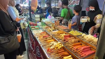 Taylandlı Müslümanlar iftarda bir araya geldi! Türk bayrağı detayı