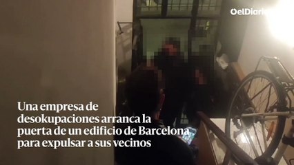 Una empresa de desokupaciones arranca la puerta de un edificio de Barcelona para expulsar a sus vecinos