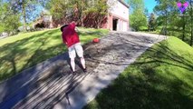 Este hombre crea un mural en la entrada de su casa con agua a presión