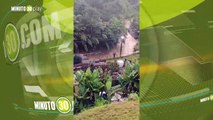 Ciudadano arriesga su vida al pasar por una malla en Caldas, la carretera se la llevó el Río Medellín