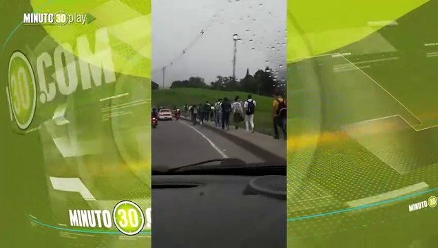 Cientos de ciudadanos caminan hacia la Estación Caribe El panorama diario tras el daño de la vía férrea del Metro de Medellín