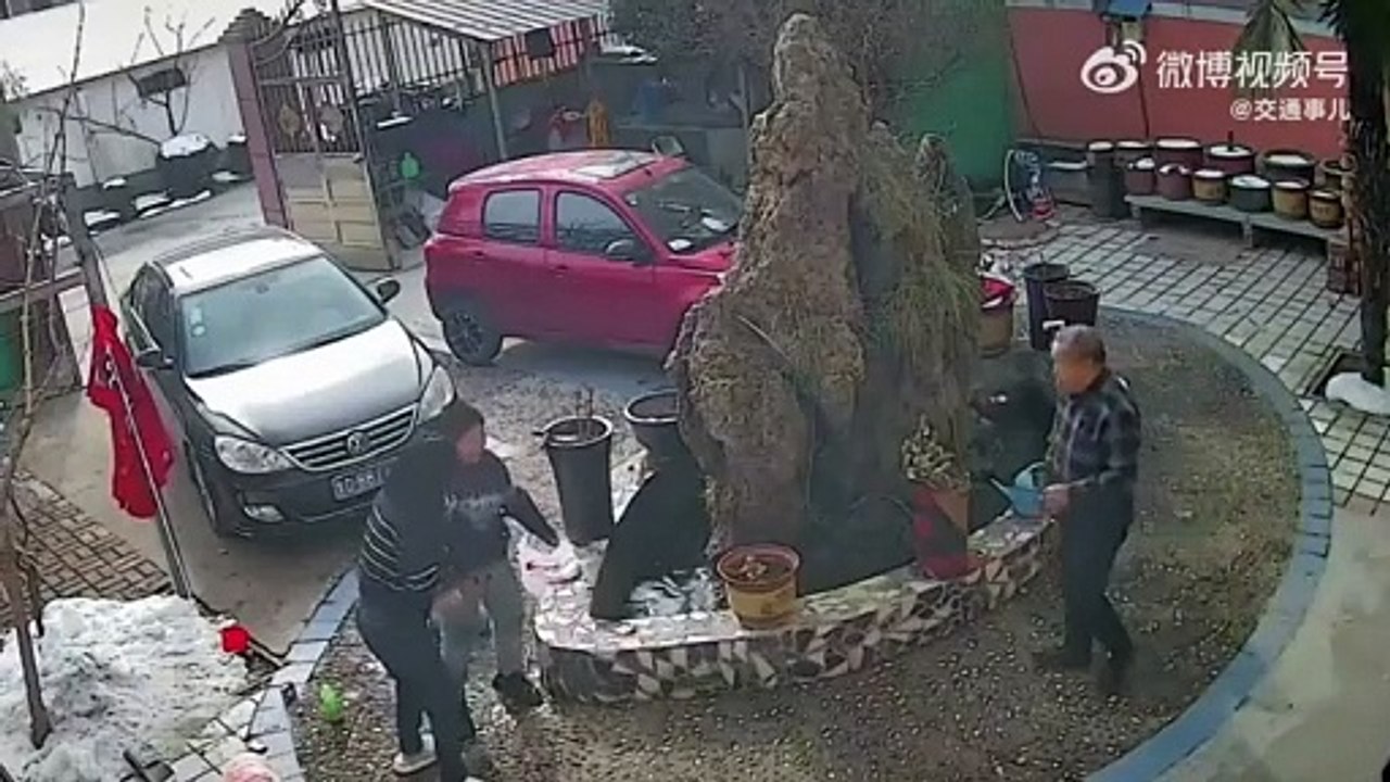 Ce gamin va détester l'eau pour le restant de ses jours