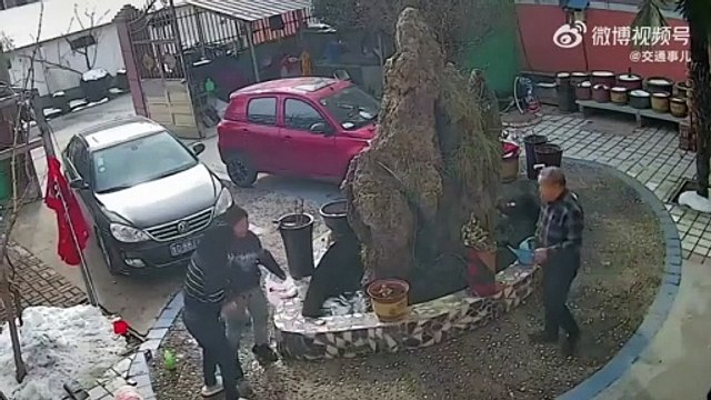 Ce gamin va détester l'eau pour le restant de ses jours