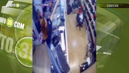 Hombre roba celular local centro de medellin