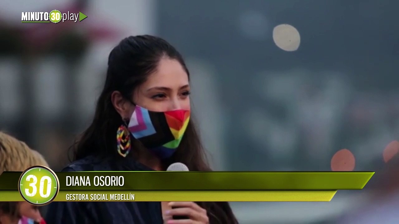 Como un símbolo de reconocimiento, izan en la Alcaldía de Medellín la bandera LGBTI