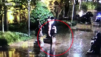 Venezolanos se robaron el bastón de una de las obras del Parque Botero