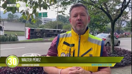 Diez personas resultaron heridas por el volcamiento de un bus en la Avenida Regional