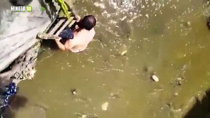 Taxista rescató a un perrito en la quebrada del Parque Norte