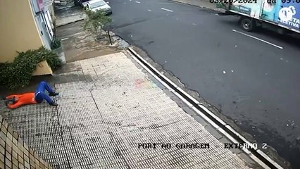 Gari deita em calçada para descansar e é atropelado por carro em MG