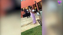 Reacción de esta mujer al atrapar un ramo de flores