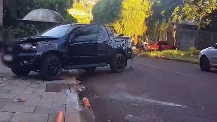 Caminhonete capota ao se envolver em acidente no Canadá
