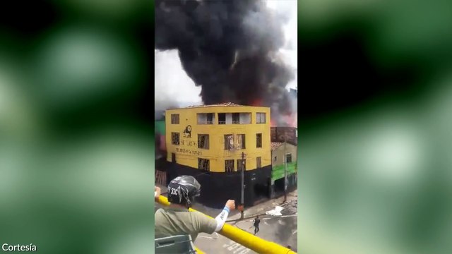24-04-18 Explosion e incendio en almacen de pinturas deja varios bomberos heridos