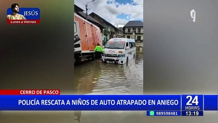 ¡Héroe! Policía acude a rescatar a niños y adultos atrapados en combi por aniego