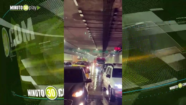 Momentos de angustia vivieron las personas en los carros atrapados en el deprimido de Parques del Río