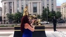 #VIRAL: Instalan estatuas vivientes en Washington en protesta contra Donald  Trump