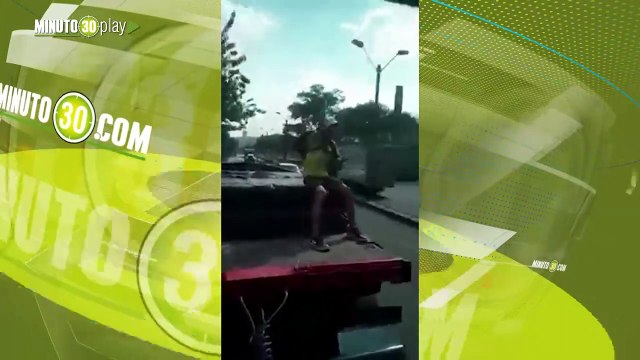 La pataleta de un polizón que se subió a un camión que no le quiso parar en Bello