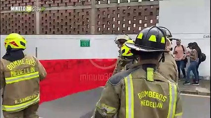 Bomberos de Medellín están protestando van por la Avenida Regional