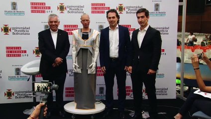 30-07-18 Sophia la robot humanoide visito Medellin