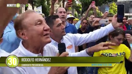 Monumental acompañamiento de los antioqueños a Rodolfo Hernández, que llenó el Parque Berrío