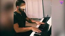 hombre toca el piano con los ojos vendados