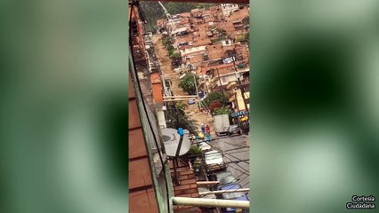 03-10-18 Un rio se formo en las calles de Manrique tras el fuerte aguacero de este miercoles