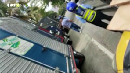 pelea entre conductor y un agente de transito