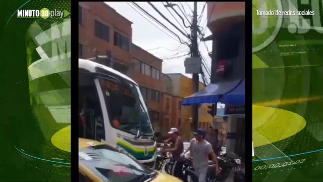 Pelea entre ocupantes de una motocicleta y conductor de bus en Bello