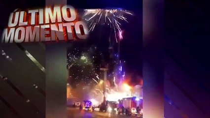 Download Video: Miles de cohetes y fuegos artificiales siembran terror tras incendio de fábrica de pólvora en Rusia