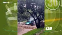 Esta mañana el agua tapaba las llantas de los carros por la Regional