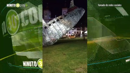 Polémico avión estrellado en La Unión, fue instalado como alumbrado navideño en supuesto homenaje a Chapecoense