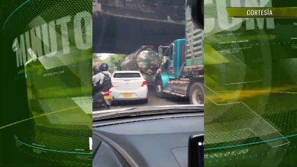 Pilas si piensa tomar la Regional a camión se le cayó la carga a la altura de la calle Barranquilla