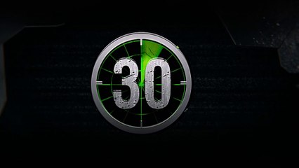 Graban a un policía andando en una moto con la placa tapada