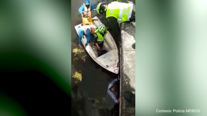 28-06-17-rescate-hombre-cayo-humedal-juan-amarillo-en-bogota