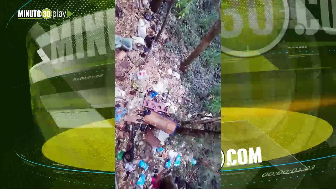 Qué cochinada Así está una quebrada en Medellín le arrojan colchones escombros y muebles